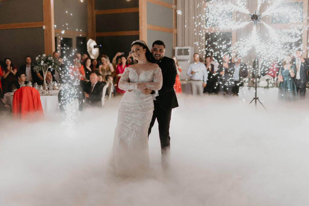 artificii-reci-interior-nunta-glowing-events-iasi Artificii reci personalizate si fum greu pentru dansul mirilor – Glowing Events, artificii Iași
